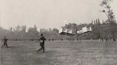 Santos-Dumont à bord de son 14bis dans la plaine de Bagatelle © Archives municipales de Neuilly-sur-Seine