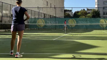 Deux femmes jouent au tennis sur le court Nortier à Neuilly © 
