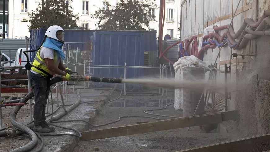 Démolition du bâti - 167 avenue Charles de Gaulle - Phase de nettoyage © 