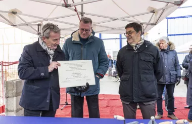 Photo officielle après signature du parchemin par les acteurs en présence actant officiellement la pose de la 1ère pierre. © Ville de Neuilly-sur-Seine