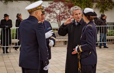 Le maire discute avec le lieutenant de vaisseau et l'inspecteur general des Armees - Marine © 