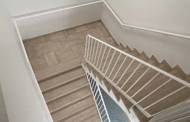 Cage d'escalier avec nouveau revêtement de sol © 