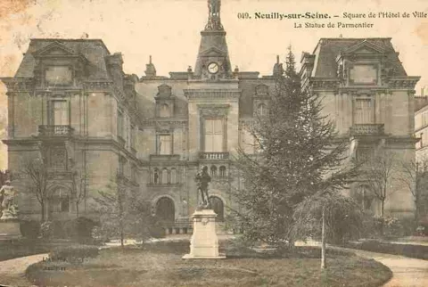 Extérieur Hôtel de ville de Neuilly-sur-Seine - Square de l'Hôtel de ville © 