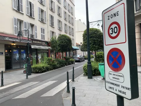 panneau zone 30 à l'angle d'une rue à Neuilly-sur-Seine © 