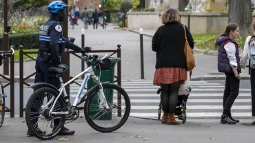 Policiers à vélo et passants