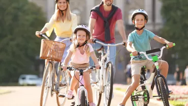 Une famille à vélo