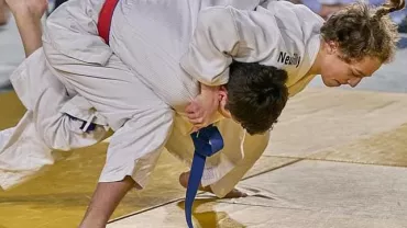 Une personne fait une prise de judo