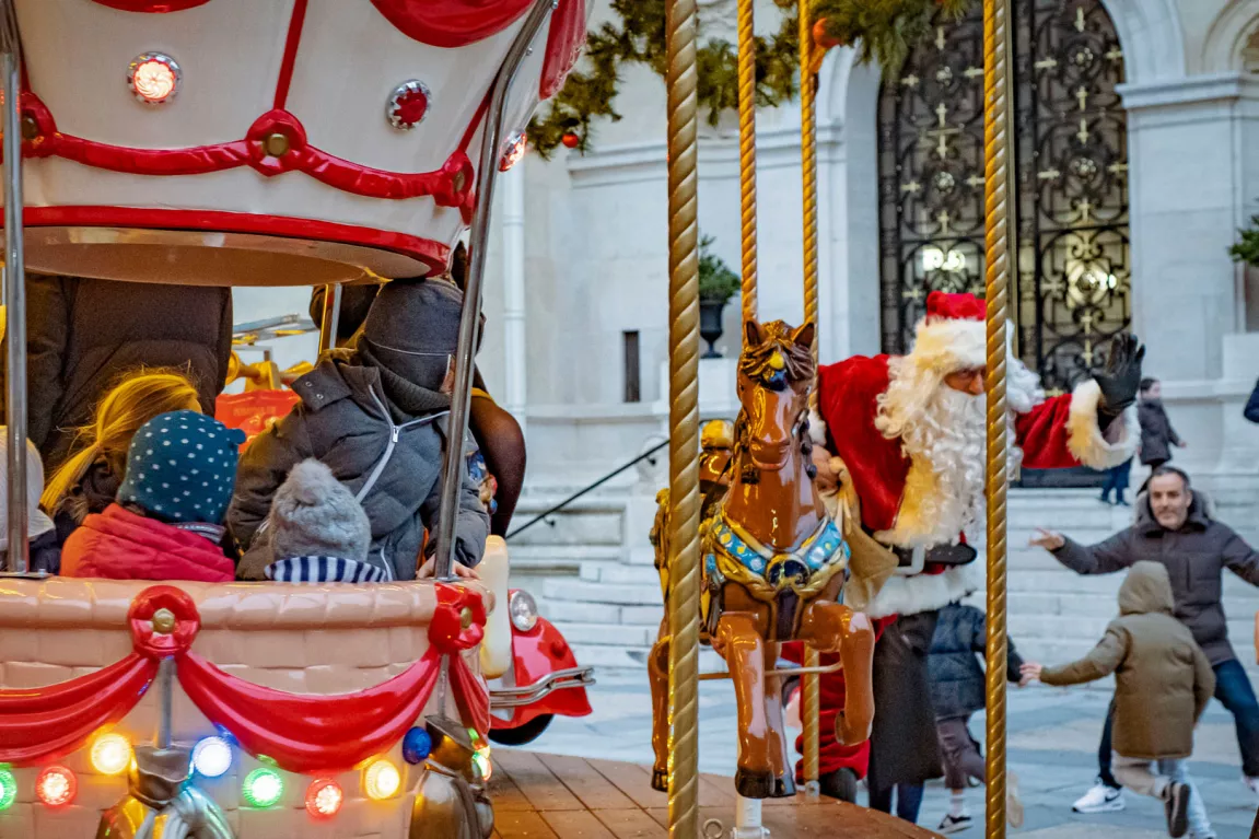 Carrousel de Neuilly-sur-Seine sur le parvis de l'Hôtel de Ville pendant la période de Noël