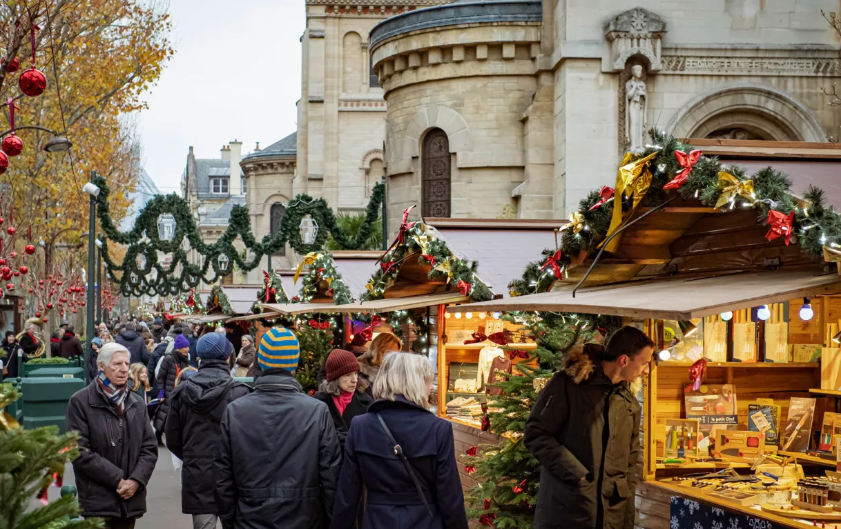 Les petits chalets de Neuilly-sur-Seine, un marché de Noël convivial pour toute la famille.