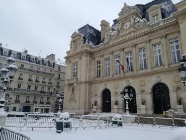 Le parvis de l'Hôtel de Ville sous la neige