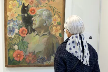 Femme devant un portrait de Jacques Prévert
