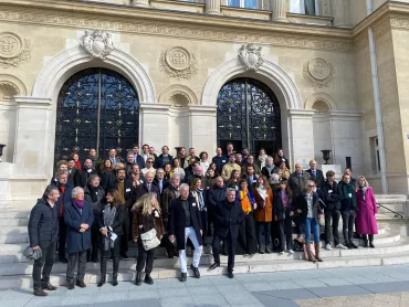 Photo de groupe devant l'Hôtel de Ville en clôture de la visite de l'exposition "Axe majeur : Perspectives et Folies"