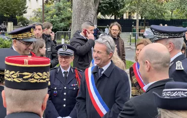Le Maire Jean-Christophe Fromantin échange avec des militaires et des représentants de la Police