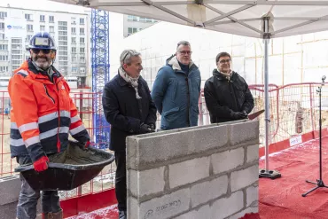 Le maire pose la première pierre du nouveau 167 © Ville de Neuilly-sur-Seine