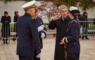Le maire discute avec le lieutenant de vaisseau et l'inspecteur general des Armees - Marine