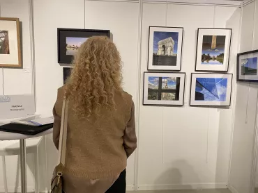 Une visiteuse du salon admirant les oeuvres de la photographe Farinaz