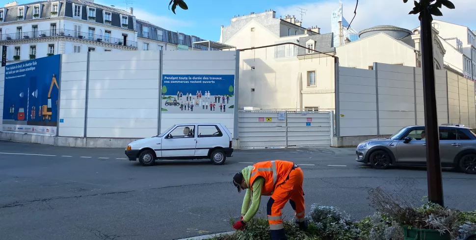 Place Gouraud - vue sur la palissade du chantier EOLE et jardinier qui travaille © Ville de Neuilly-sur-Seine