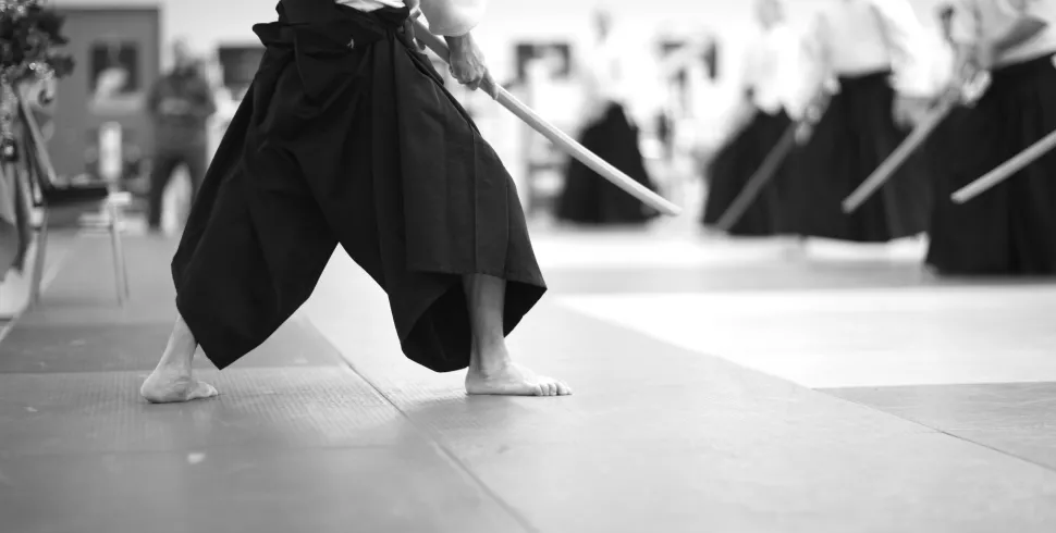 des individus pratiquent l'aikido et portent des sabres -photo noir et blanc © 