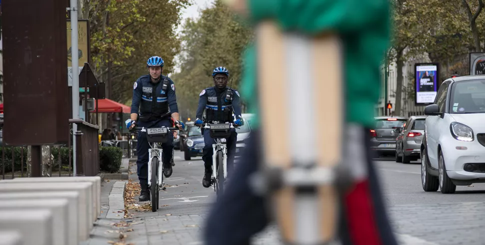 Policiers à vélo © 