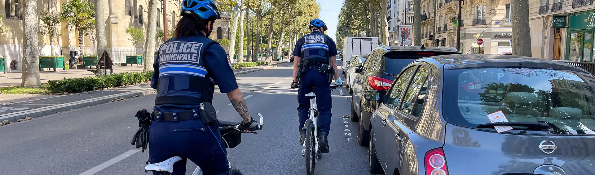 Policiers municipaux à vélo © 
