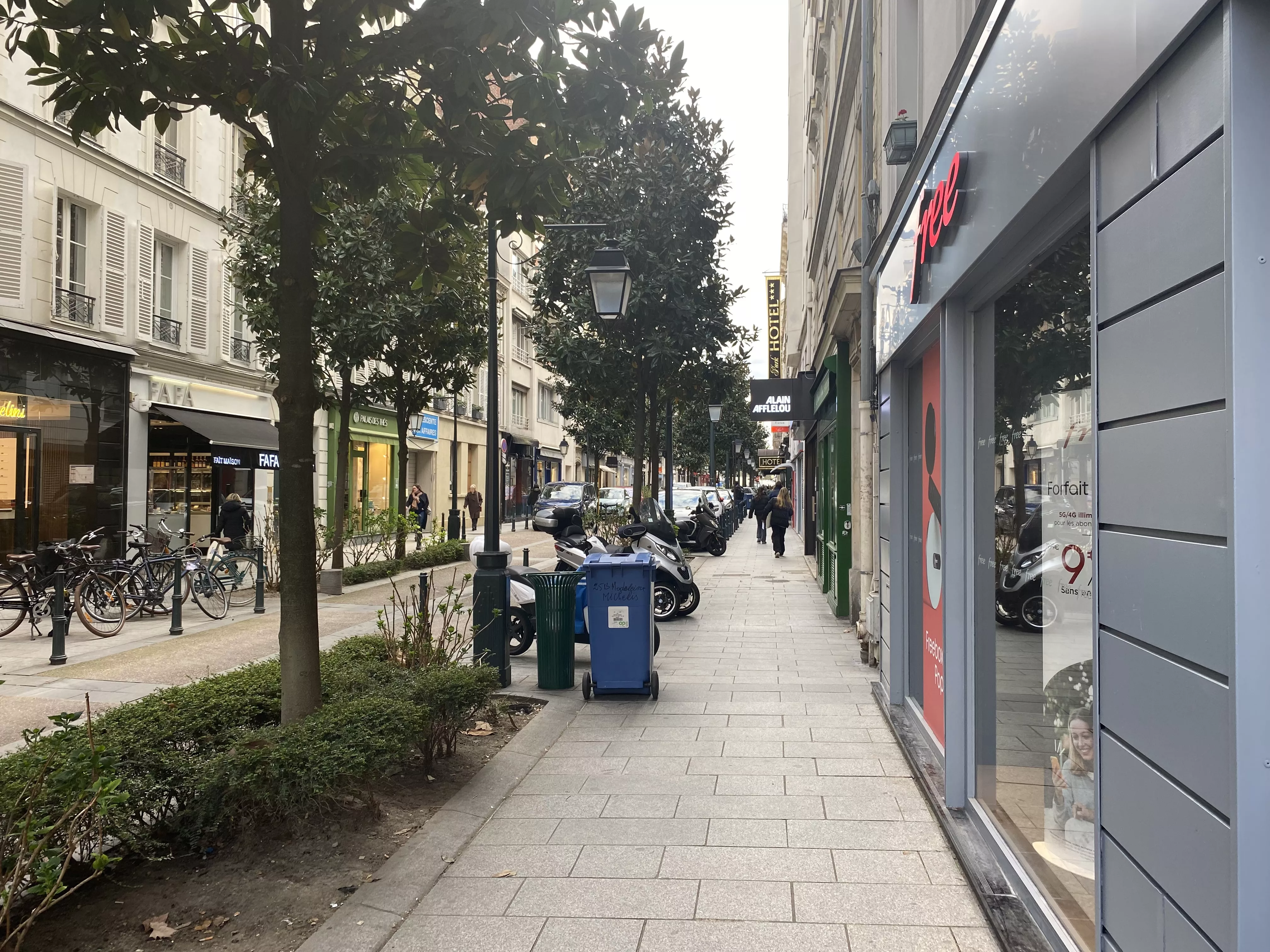 Commerces - Rue Madeleine Michelis - mars 2023 © 